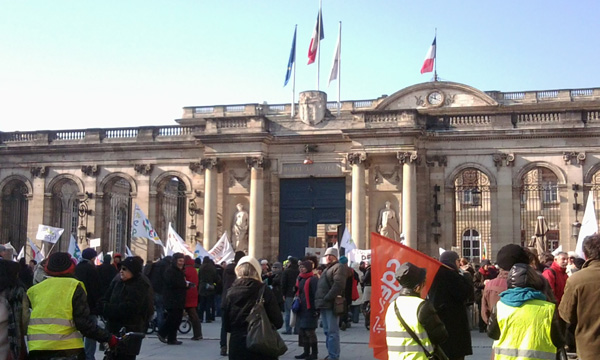 Devant l'Hôtel de ville Devant l'Hôtel de ville